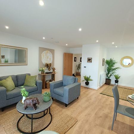 Snuggle Inn - Riverside Apartments - Views Over Looking London River Thames, Close To O2 Arena, London Excel, London City Airport, Thames Clipper- River Boat Service, Woolwich Ferry, Onsite Parking, Twin Room Option Available Bagian luar foto
