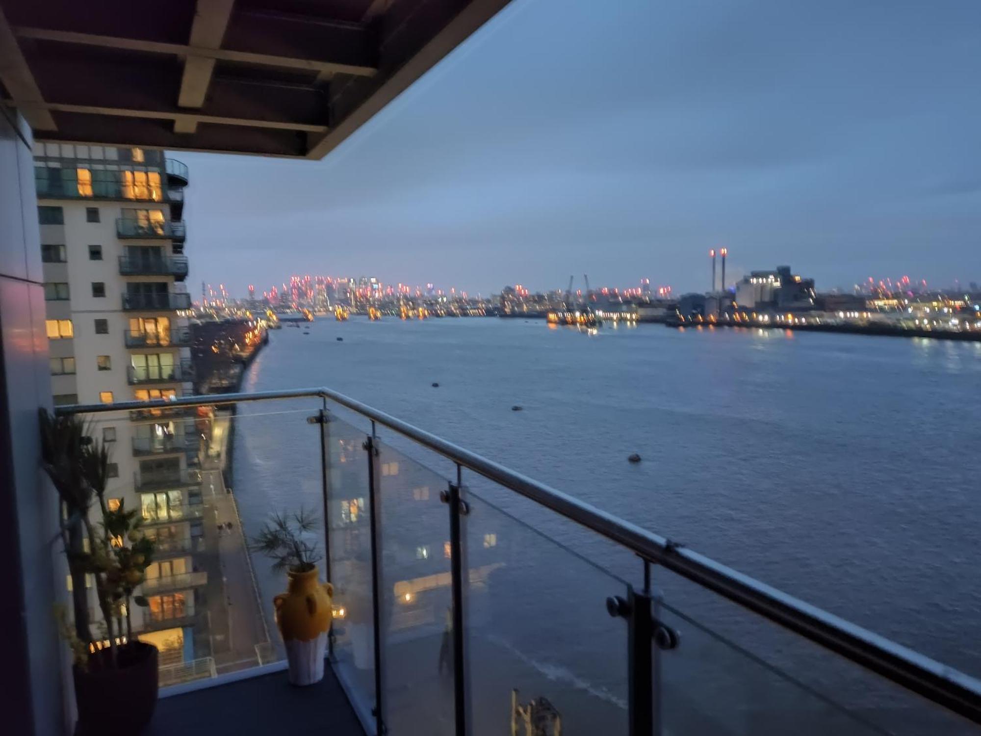 Snuggle Inn - Riverside Apartments - Views Over Looking London River Thames, Close To O2 Arena, London Excel, London City Airport, Thames Clipper- River Boat Service, Woolwich Ferry, Onsite Parking, Twin Room Option Available Bagian luar foto