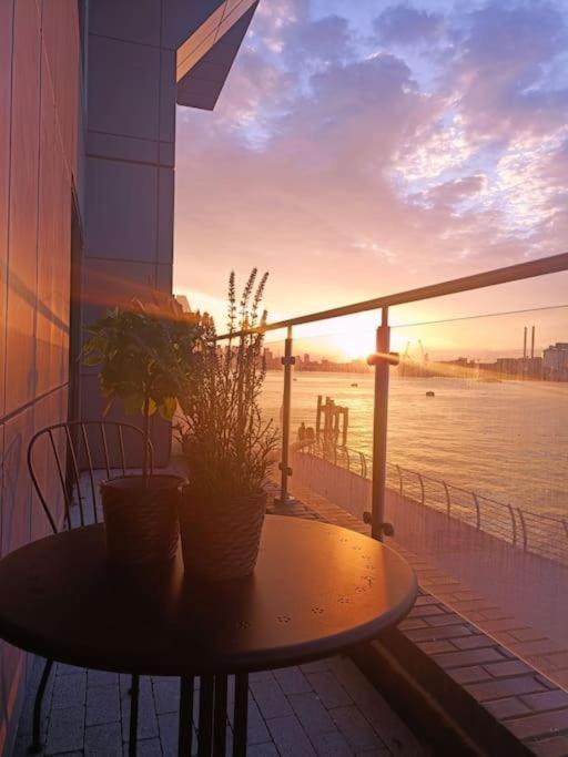 Snuggle Inn - Riverside Apartments - Views Over Looking London River Thames, Close To O2 Arena, London Excel, London City Airport, Thames Clipper- River Boat Service, Woolwich Ferry, Onsite Parking, Twin Room Option Available Bagian luar foto